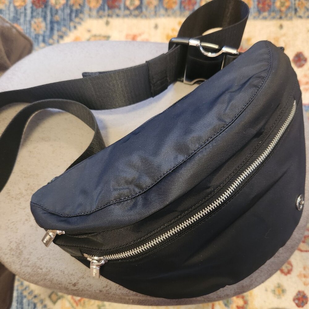 Black Lululemon Fannie Pack (Silver-toned)